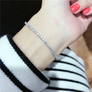 Detalle de la pulsera tennis bañada en oro rosa y blanco con circonitas cúbicas brillantes