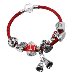 Weihnachtliches rotes Lederarmband mit silbernen Nikolaus- und Schneeflocken-Anhängern