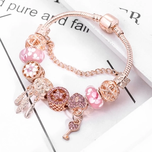 Roségoldenes Schlangenarmband mit Kirschblütenanhängern, Kristallen und Sicherheitskette