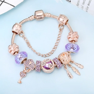 Bracelet attrape-rêves en or rose avec perles violettes et breloques cœur sur chaîne serpent