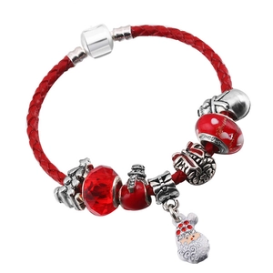 Details des roten geflochtenen Lederarmbands mit Weihnachtsmann-Anhänger und Perlen