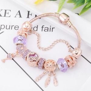 Bracelet maille serpent en or rose avec perles en verre violet et pendentif attrape-rêve