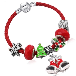 Nahaufnahme eines Weihnachts-Armbands mit rotem Lederband und festlichen Anhängern