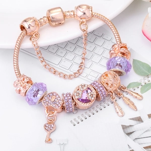 Bracelet attrape-rêves en or rose avec cristaux violets et charms plumes sur chaîne serpent