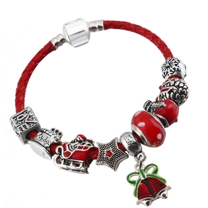 Detailansicht des roten geflochtenen Lederarmbands mit Weihnachtsanhängern und Glasperlen