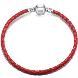 Detail eines roten Lederarmbands mit poliertem Silber-Fassverschluss im Close-up