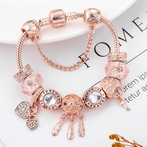 Pulsera de oro rosa con atrapasueños, dijes de corazón y cristales rosados
