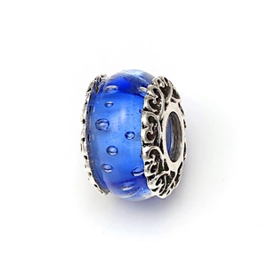 Abalorio de cristal azul con burbujas y tapas de metal plateado con corazones