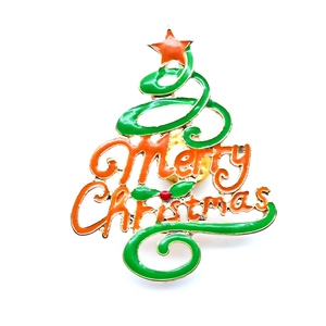 Spilla smaltata ad albero di Natale verde e arancione con stella su sfondo bianco