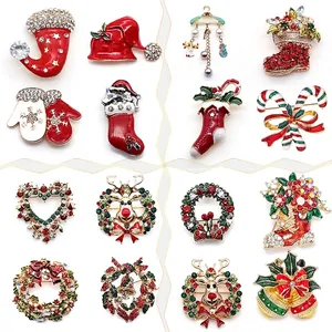 Broche Bonnet de Père Noël en Alliage Émail Strass Renne Flocon de Neige pour Fête de Noël Accessoire Bijou