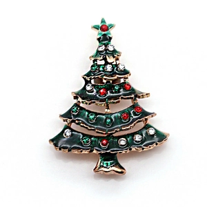 Dettaglio di spilla a forma di albero di Natale con smalto verde e strass colorati