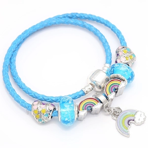 Zweilagiges himmelblaues Lederarmband mit Regenbogen-Anhängern und Emaille-Perlen
