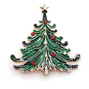 Dettaglio della spilla a albero di Natale in smalto verde con strass e placcatura