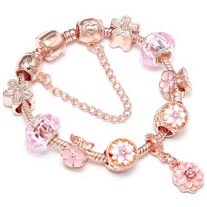 Bracelet à breloques en or rose avec fleurs émaillées roses et perles de verre à facettes