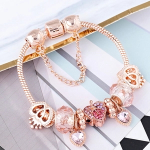 Bracelet à breloques DIY en or rose avec cristaux roses et perles de cœur et couronne