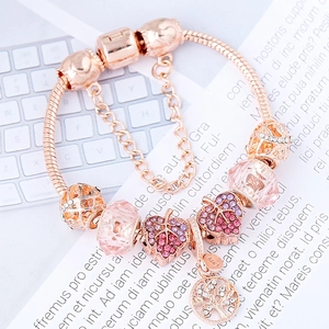 Bracelet maille serpent or rose avec perles en cristal rose et pendentifs feuilles