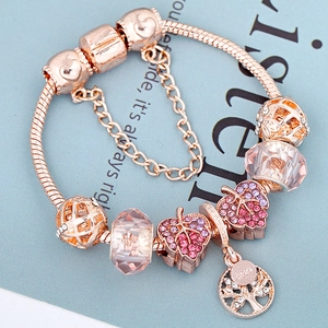 Bracelet maille serpent or rose avec perles en cristal rose et breloques arbre de vie
