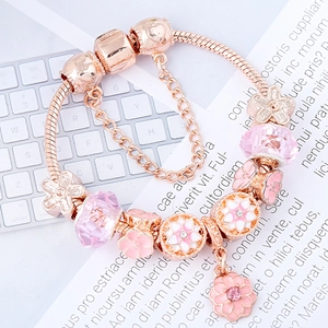 Bracelet à breloques en or rose avec fleurs de cerisier émaillées et perles de cristal