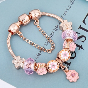 Bracelet maille serpent rose doré avec fleurs en émail rose et perles de verre violettes