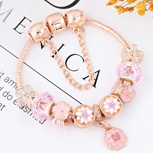 Bracelet maille serpent or rose avec charms fleurs de cerisier en émail rose et perles cristal