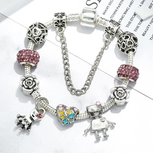 Bracelet maille serpent argenté avec strass roses, roses et pendentifs robots