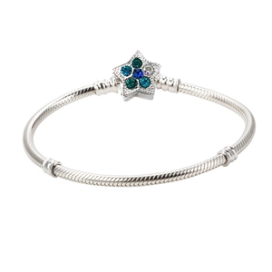 Bracciale a maglia蛇 in argento con chiusura a stella e cristalli blu e verdi brillanti