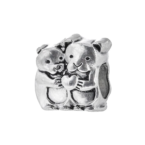 Nahaufnahme von versilberten Wasserschwein-Perlen mit Herz für DIY-Charm-Armbänder