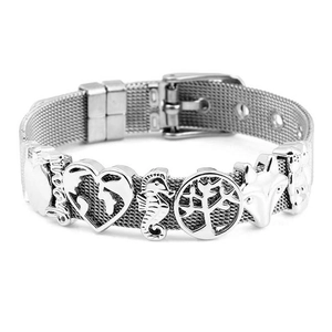 Detail eines silbernen Mesh-Armbands mit Love-, Herz-, Seepferdchen- und Fuchsanhängern