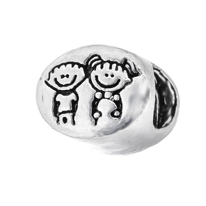 Makro-Detail des antiken Silberperlen-Anhängers mit Gravur eines Jungen und Mädchens