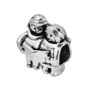 Detailaufnahme einer oxidierten silbernen Charme-Perle mit zwei Figuren für DIY-Armbänder