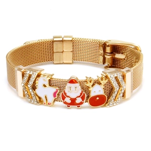 Detailansicht des goldenen Mesh-Armbands mit Weihnachtsmann- und Rentier-Anhängern