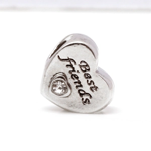 Detail eines herzförmigen Best Friends Charms mit Zirkon für DIY-Armbänder