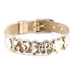 Detailansicht eines goldfarbenen Mesh-Armbands mit Love-, Herz- und Tieranhängern und Schnalle