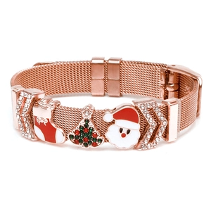 Details des roségoldenen Mesh-Armbands mit Weihnachtsanhängern wie Weihnachtsmann
