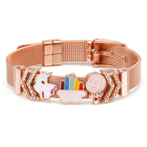 Detail von Roségold Mesh-Armband mit Einhorn, Regenbogen und Lollipop Emaille-Anhängern