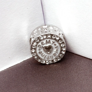 Detail der Silber-Charm-Perle mit Be My Valentine Gravur und Zirkonia-Steinen