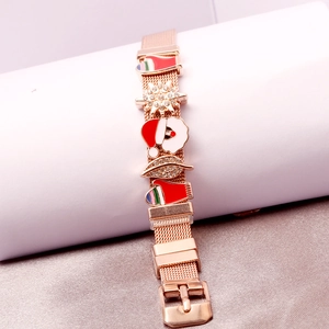 Details des roségoldenen Mesh-Armbands mit festlichen Emaille-Weihnachtsmotiven und Strass