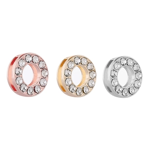 Detalle de cuentas espaciadoras redondas con cristales en oro, oro rosa y plata pulida
