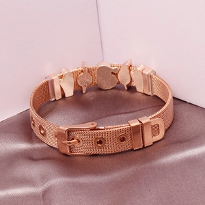 Details des roségoldenen Mesh-Armbands mit Apfel- und Herzanhängern und Dornschließe