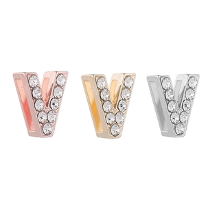 Detalle macro de colgantes de letra V en oro rosa, oro y plata con pavé de circonitas