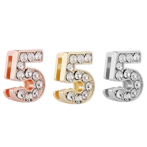 Vista detallada de dijes número 5 con diamantes de imitación para pulseras en tres colores