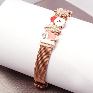 Detail von roségoldenem Mailänder Mesh-Armband mit süßen Weihnachtsanhängern und Kristallen