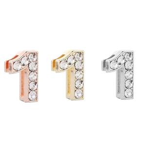 Detalle de colgantes número uno en oro rosa, oro y plata con brillantes cristales blancos