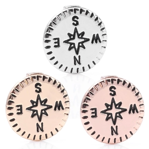 Makroaufnahme von Kompassrosen-Anhängern in Gold Silber und Roségold für DIY-Schmuck