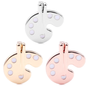 Drei Palettenanhänger in Silber, Gold und Roségold mit Pinseln und weißen Farbpunkten