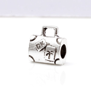 Nahaufnahme der Vintage-Silberkofferperle mit Palme und DK-Gravur für Charms-Armbänder