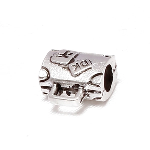 Detailaufnahme des antiken Silber-Gepäckanhängers mit DK-Gravur für DIY-Schmuck