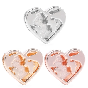 Makroaufnahme von Herz-Charms mit Weltkarten-Motiv in Silber und Roségold