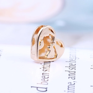 Goldener herzförmiger hohler Anhänger mit filigranem Muster für DIY-Armbänder