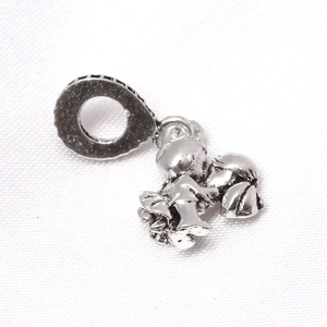 Makroaufnahme von Paar-Anhänger in Antik-Silber mit oxidierten Vintage-Details für Ketten